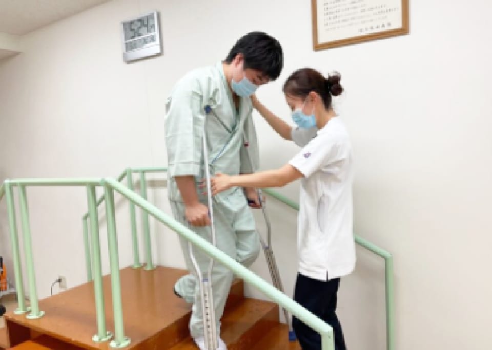 階段 松葉杖で昇降